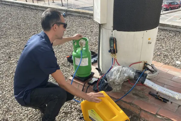 Experto recargando gas frigerente de aire
