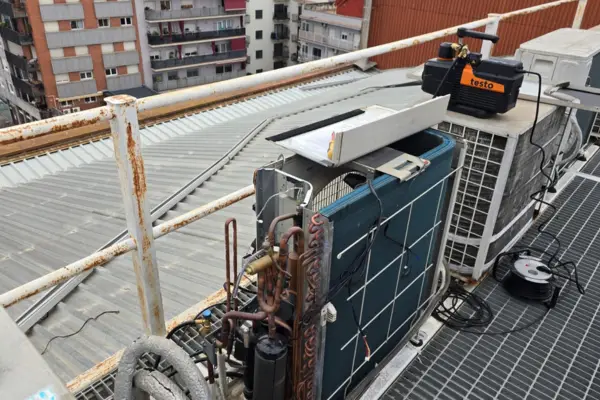 Revision de fuga en tuberias de aire acondicionado instalado en una azotea