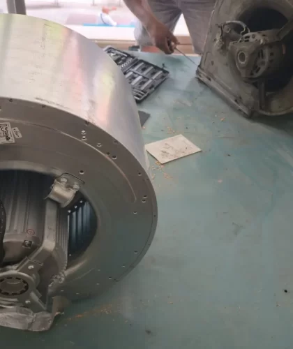 Montaje de turbina nueva para aire acondicionado industrial Roca
